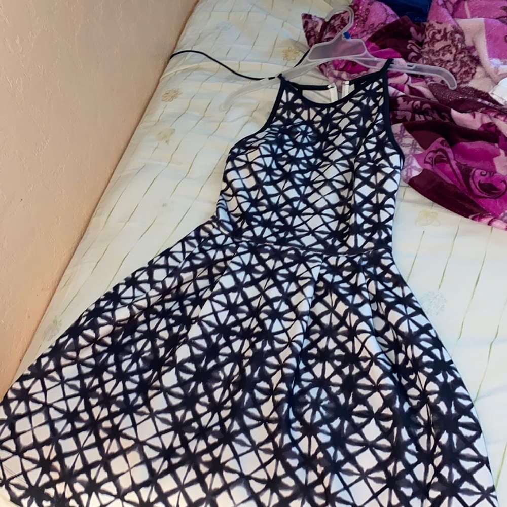 black and white dress size is xs
